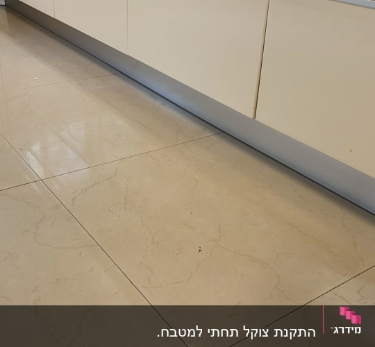 ארונות מטבח לבנים ורצפת שיש מבריקה